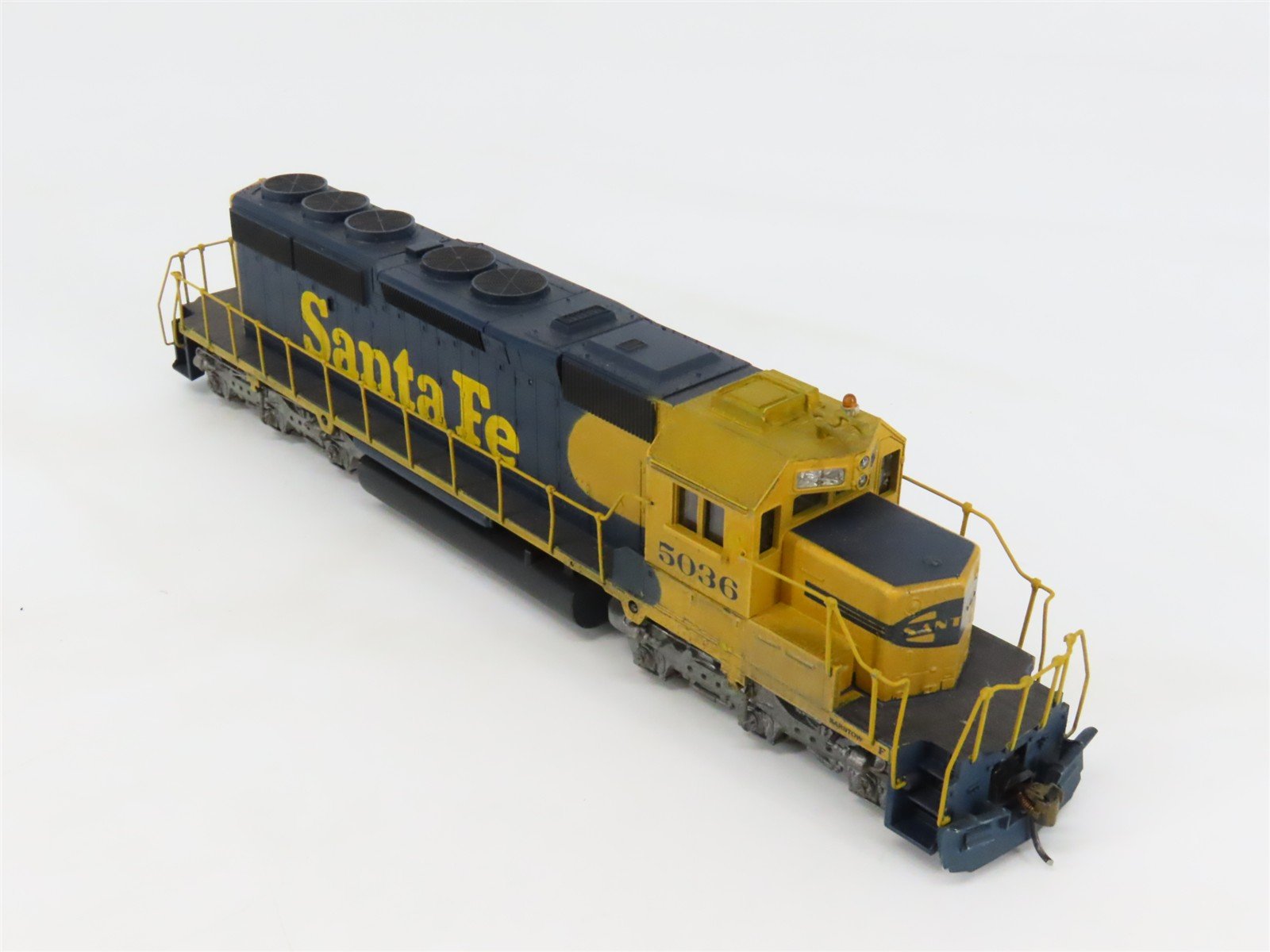 HO Scale Athearn 4401 ATSF Santa Fe EMD SD40-2 Diesel #5036 - Weathered