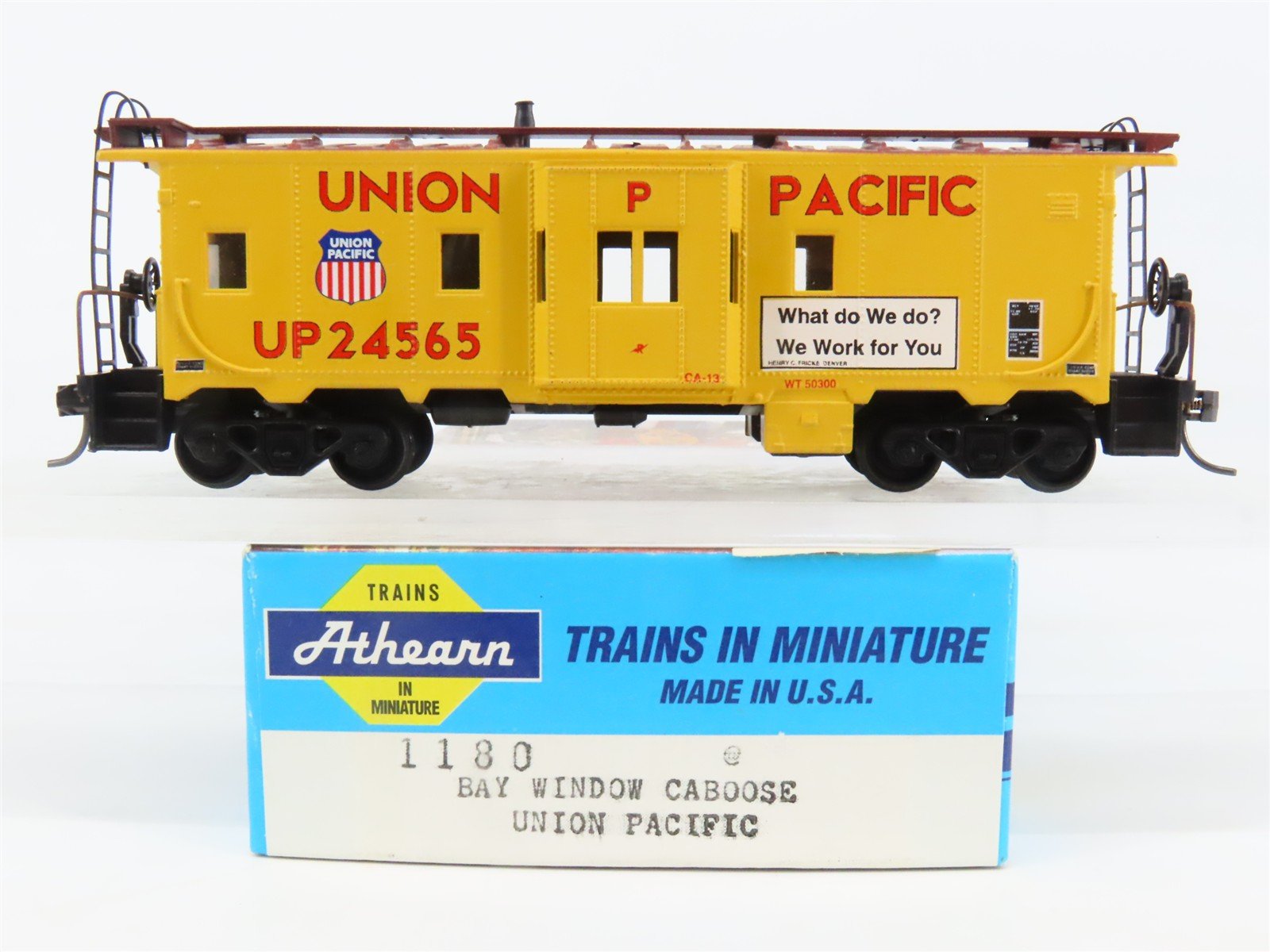 HO Scale Athearn 1180 UP Union Pacific Bay Window Caboose #24565