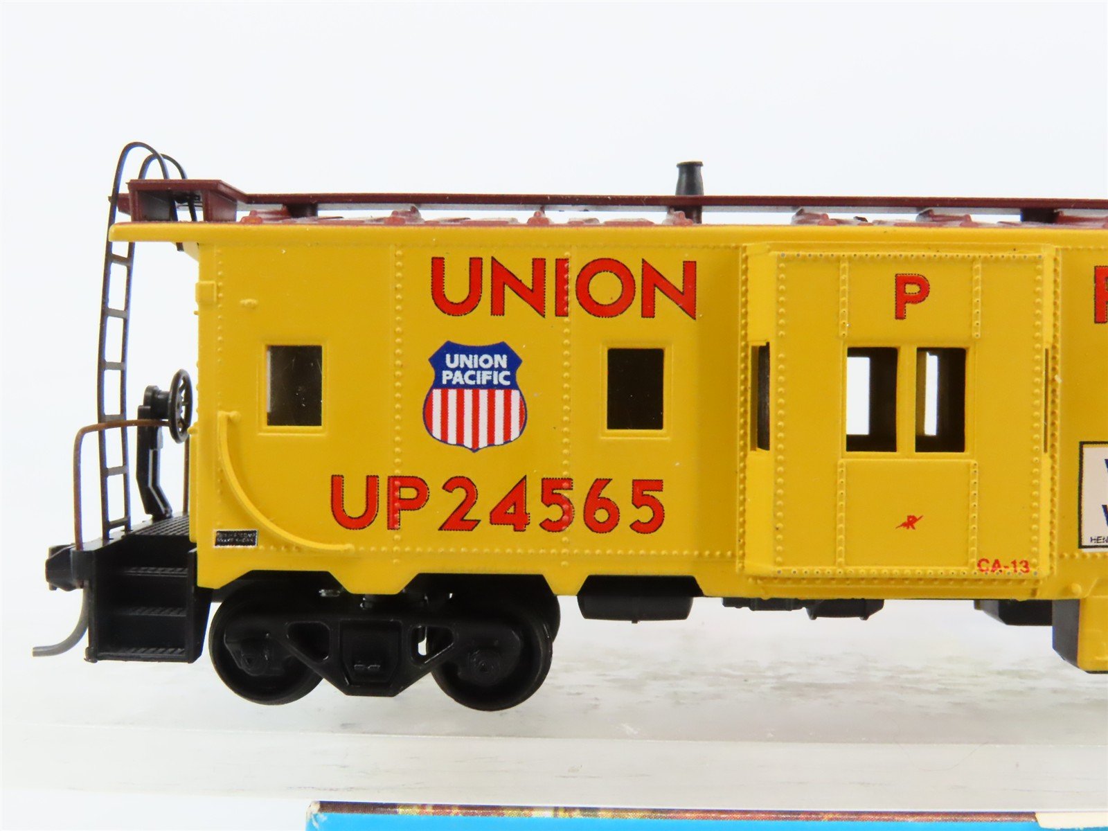 HO Scale Athearn 1180 UP Union Pacific Bay Window Caboose #24565