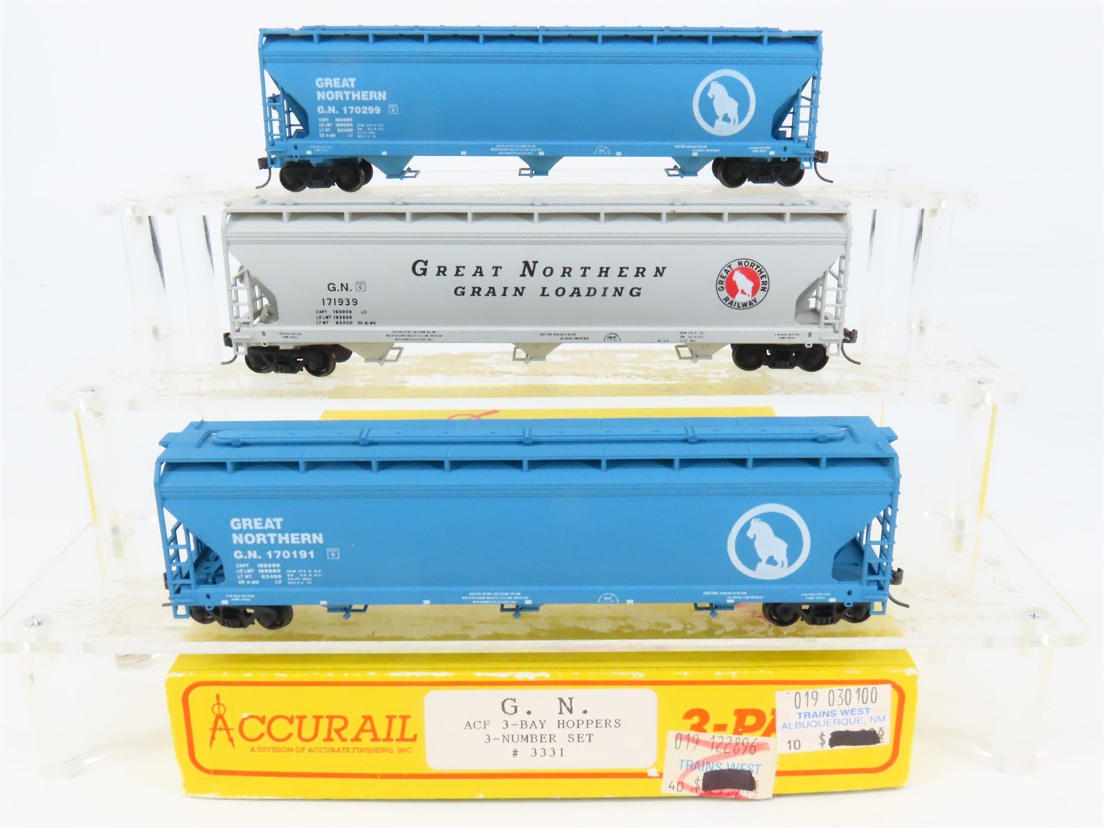 HO Scale Accurail 3331 GN Great Northern 3-Bay Covered Hopper 3-Car Pack