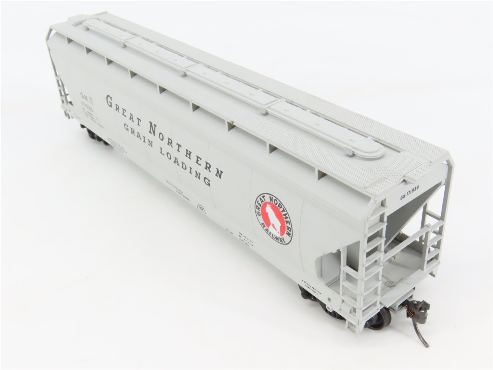 HO Scale Accurail 3331 GN Great Northern 3-Bay Covered Hopper 3-Car Pack