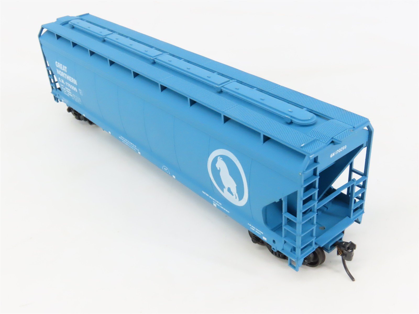 HO Scale Accurail 3331 GN Great Northern 3-Bay Covered Hopper 3-Car Pack