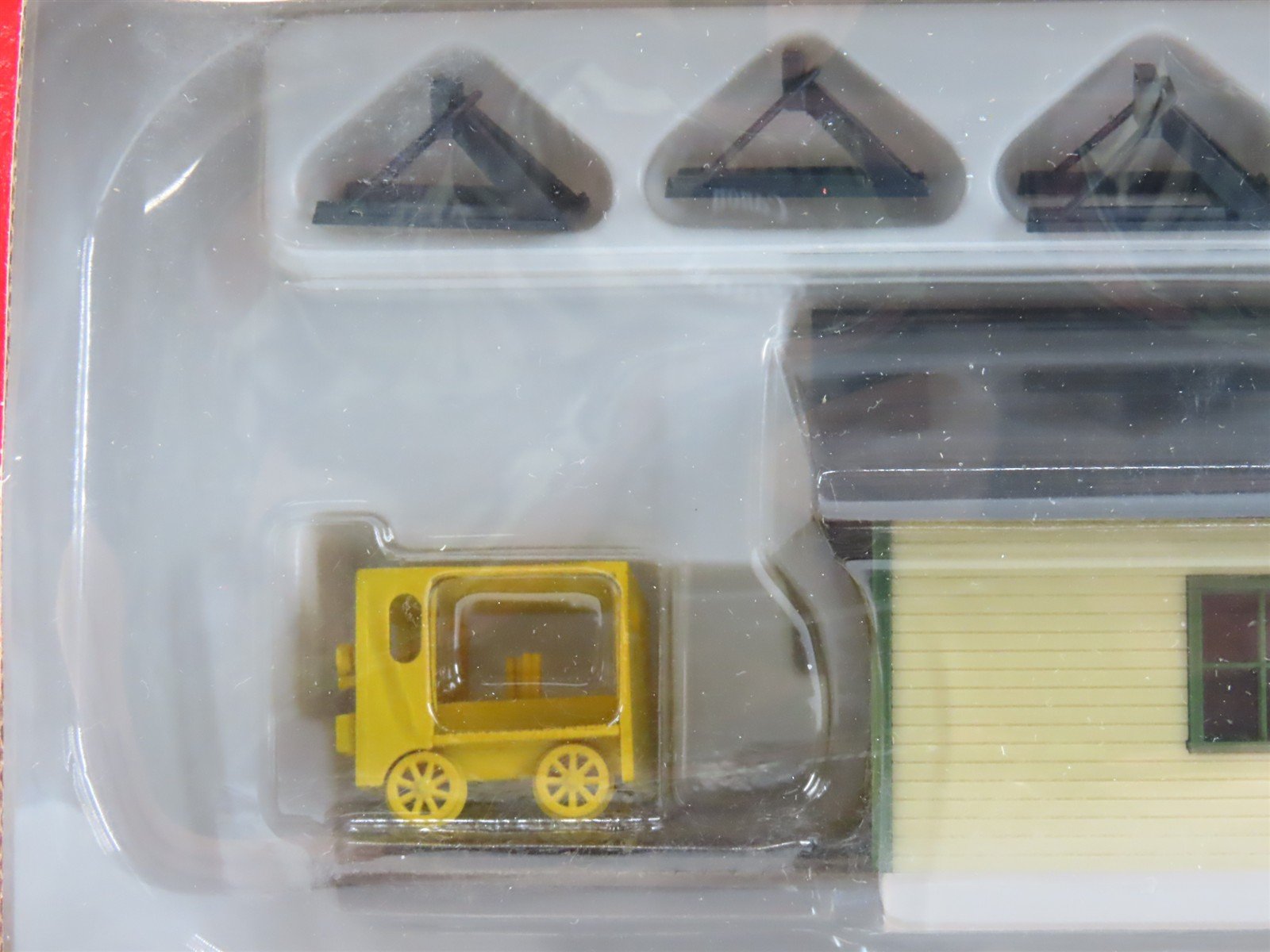 HO Scale Walthers 933-2804 Speeder Shed w/Speeder & Bumpers