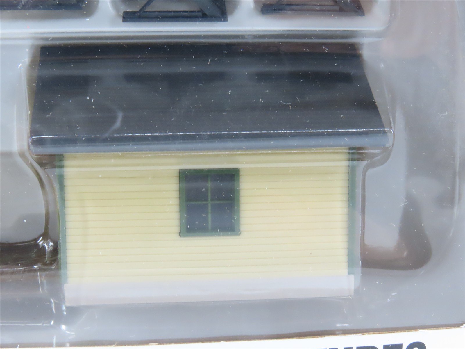 HO Scale Walthers 933-2804 Speeder Shed w/Speeder & Bumpers