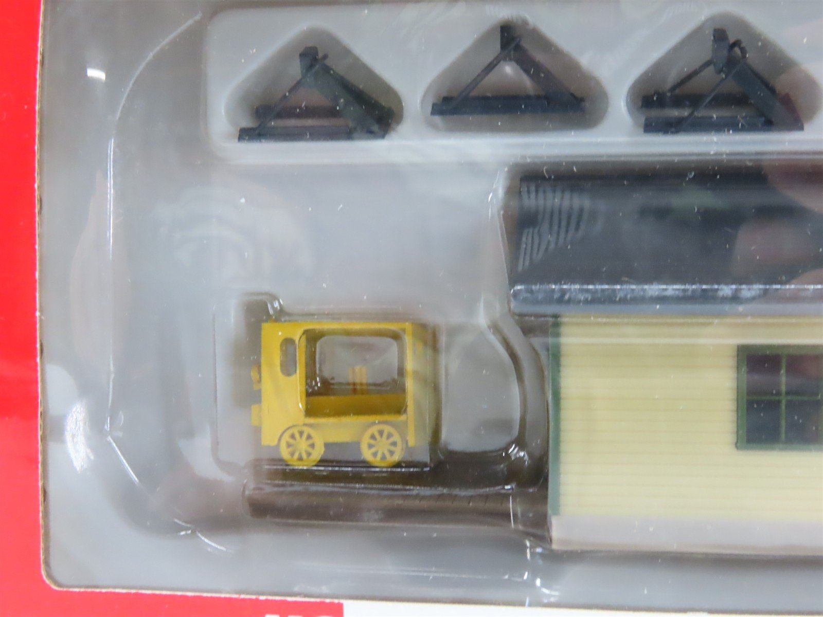 HO Scale Walthers 933-2804 Speeder Shed w/Speeder & Bumpers