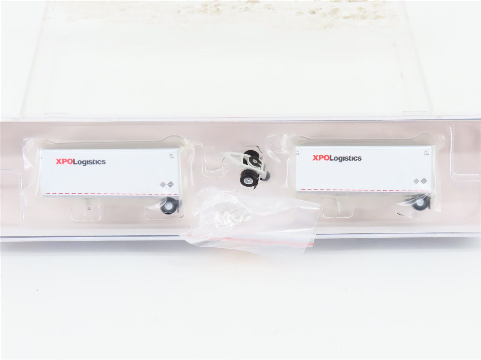 N Scale Athearn ATH10758 XPOLogistics Two 28' Wedge Trailers w/ Dolly