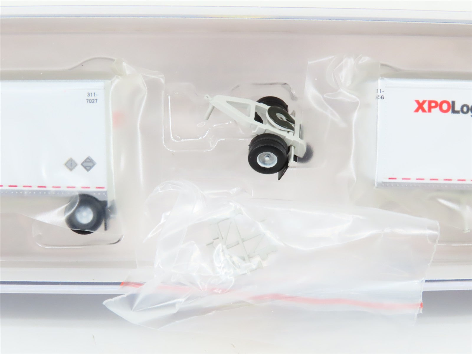 N Scale Athearn ATH10758 XPOLogistics Two 28' Wedge Trailers w/ Dolly