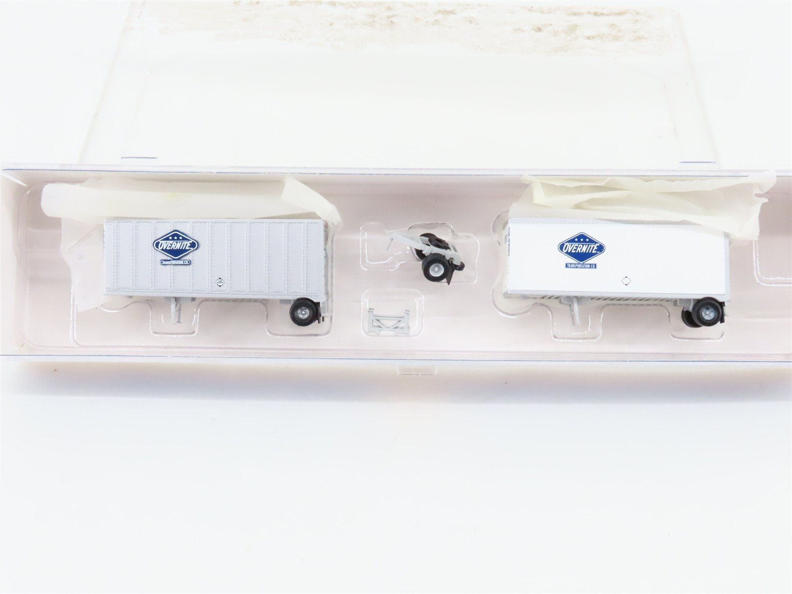 N Scale Athearn 10823 Overnite Transportation Two 28' Wedge Trailers w/ Dolly