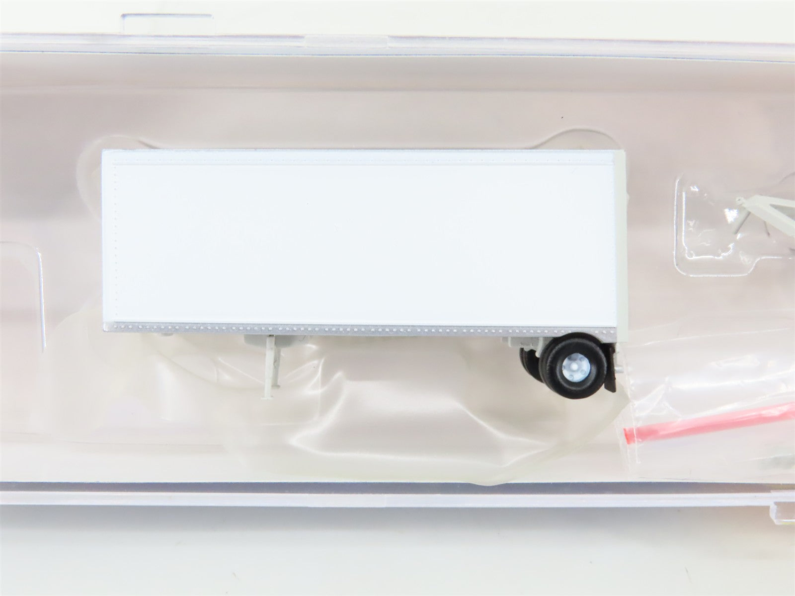 N Scale Athearn ATH28308 Owner Operator Two 28' Wedge Trailers w/ Dolly