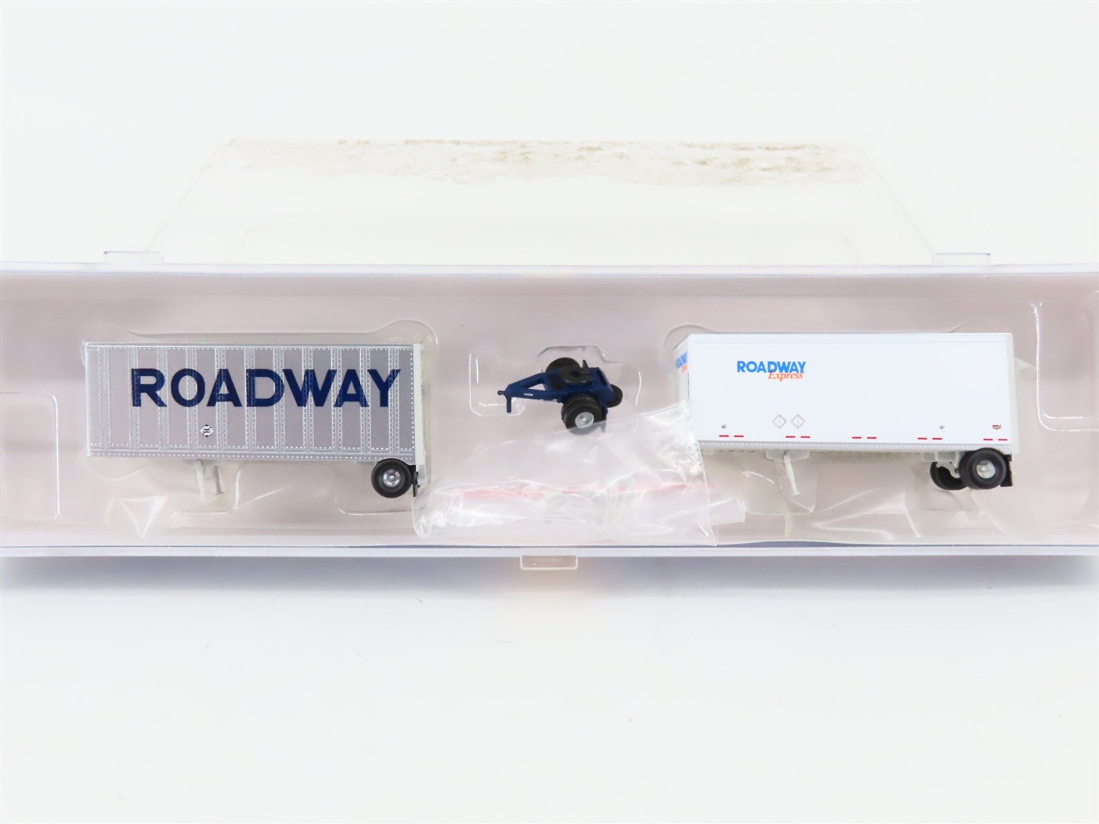 N Scale Athearn ATH10756 Roadway Two 28' Wedge Trailers w/ Dolly