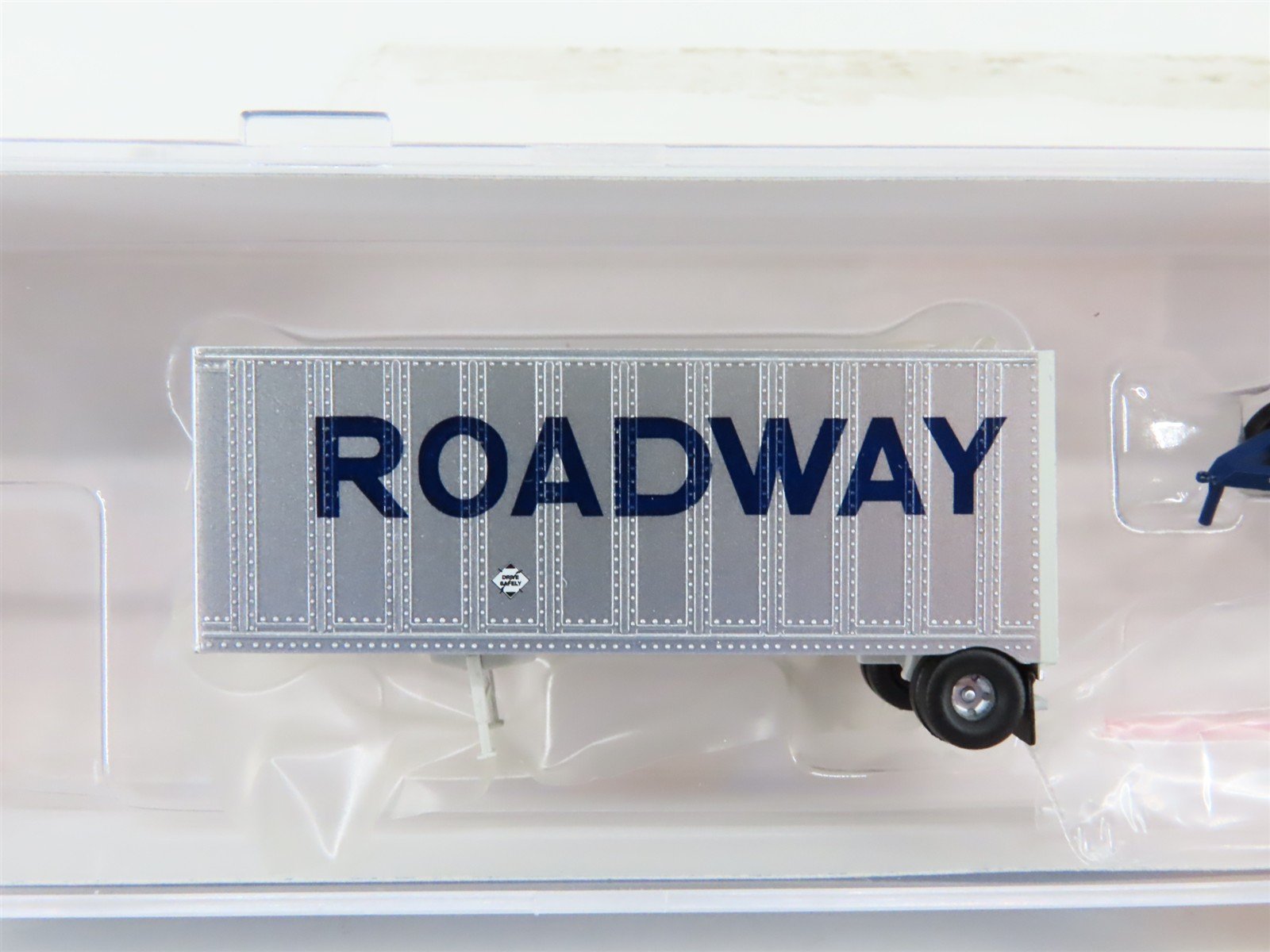 N Scale Athearn ATH10756 Roadway Two 28' Wedge Trailers w/ Dolly