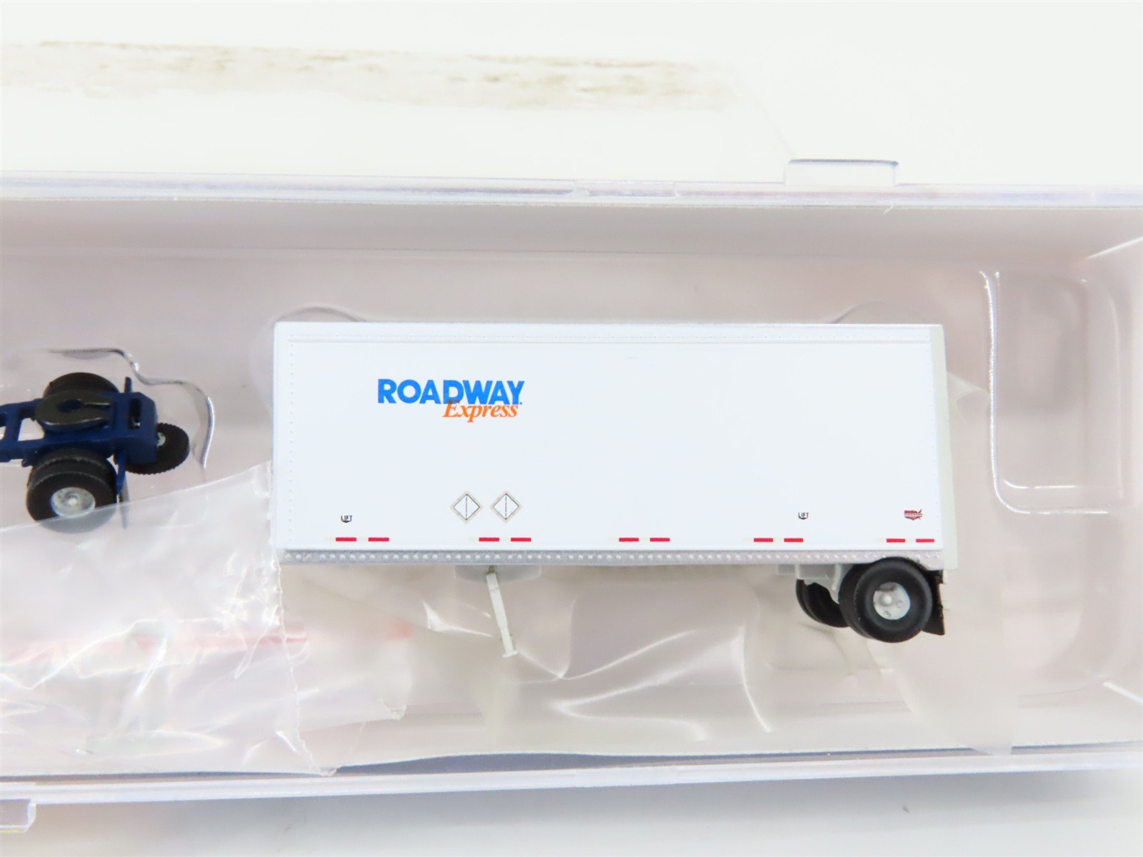 N Scale Athearn ATH10756 Roadway Two 28' Wedge Trailers w/ Dolly