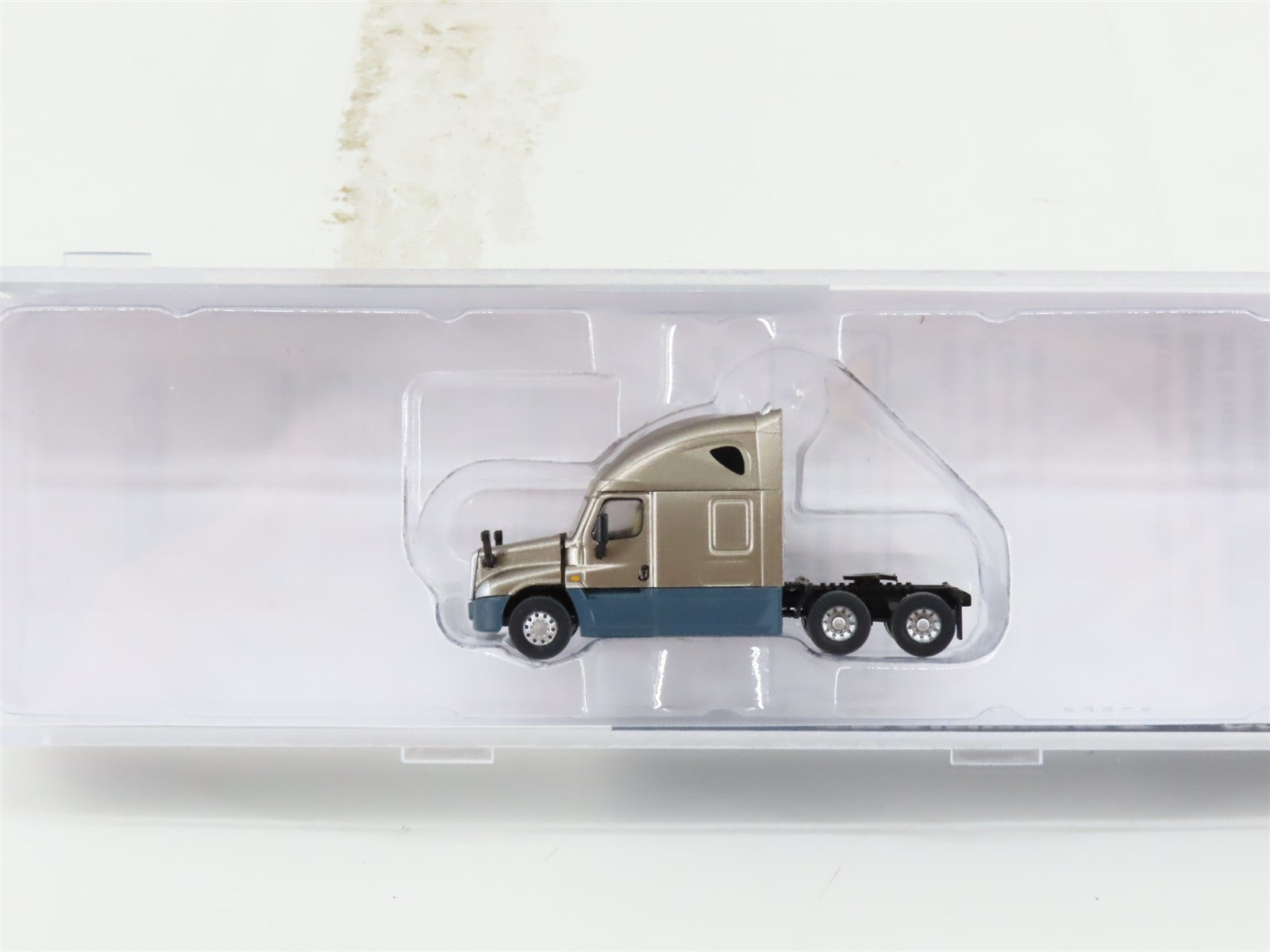 N Scale Trainworx 42546 Freightliner Cascadia Raised Roof Silver Tractor