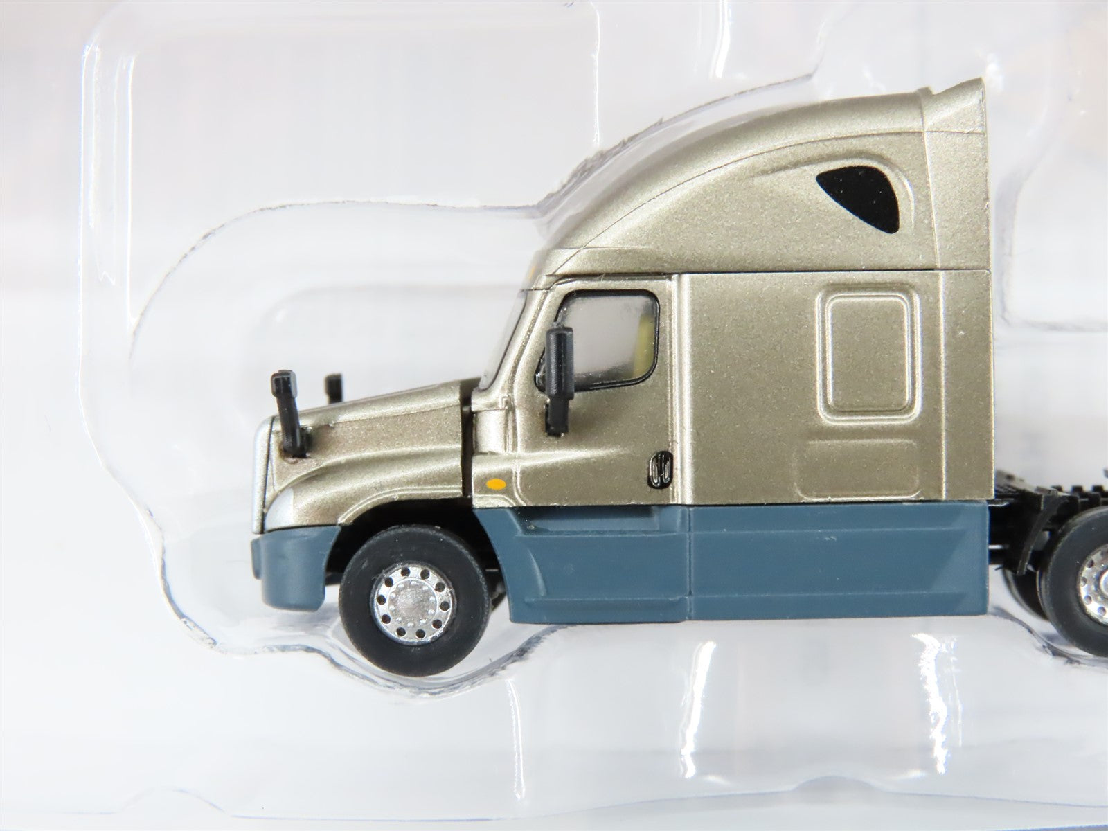 N Scale Trainworx 42546 Freightliner Cascadia Raised Roof Silver Tractor