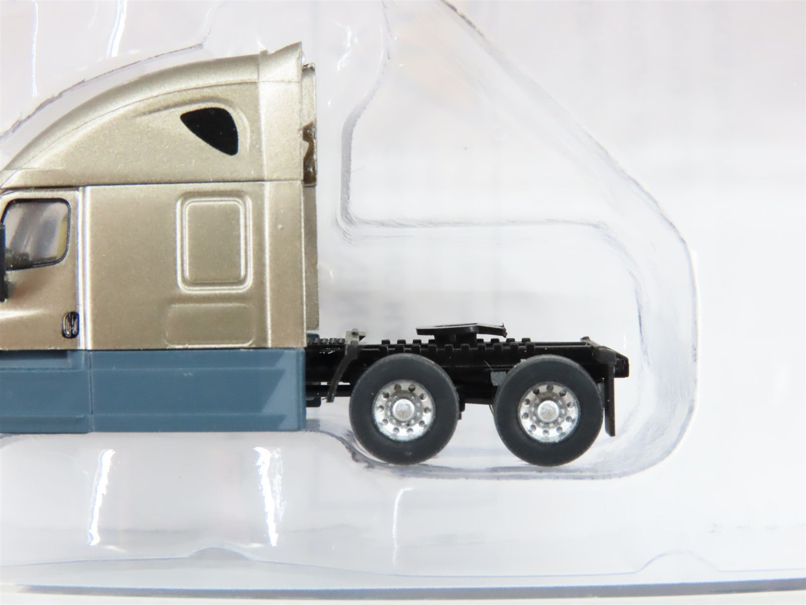 N Scale Trainworx 42546 Freightliner Cascadia Raised Roof Silver Tractor