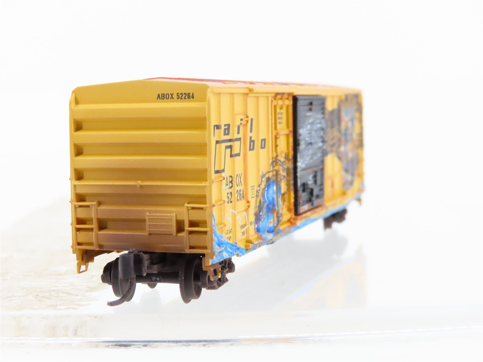 N Scale Micro-Trains MTL 02553011 RBOX Railbox 50' Box Car #52264 w/ Graffiti