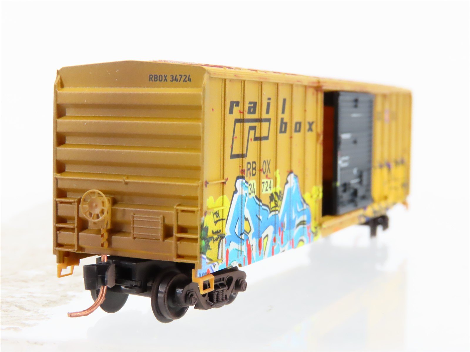 N Scale Micro-Trains MTL 02544564 RBOX Railbox 50' Box Car #34724 w/ Graffiti