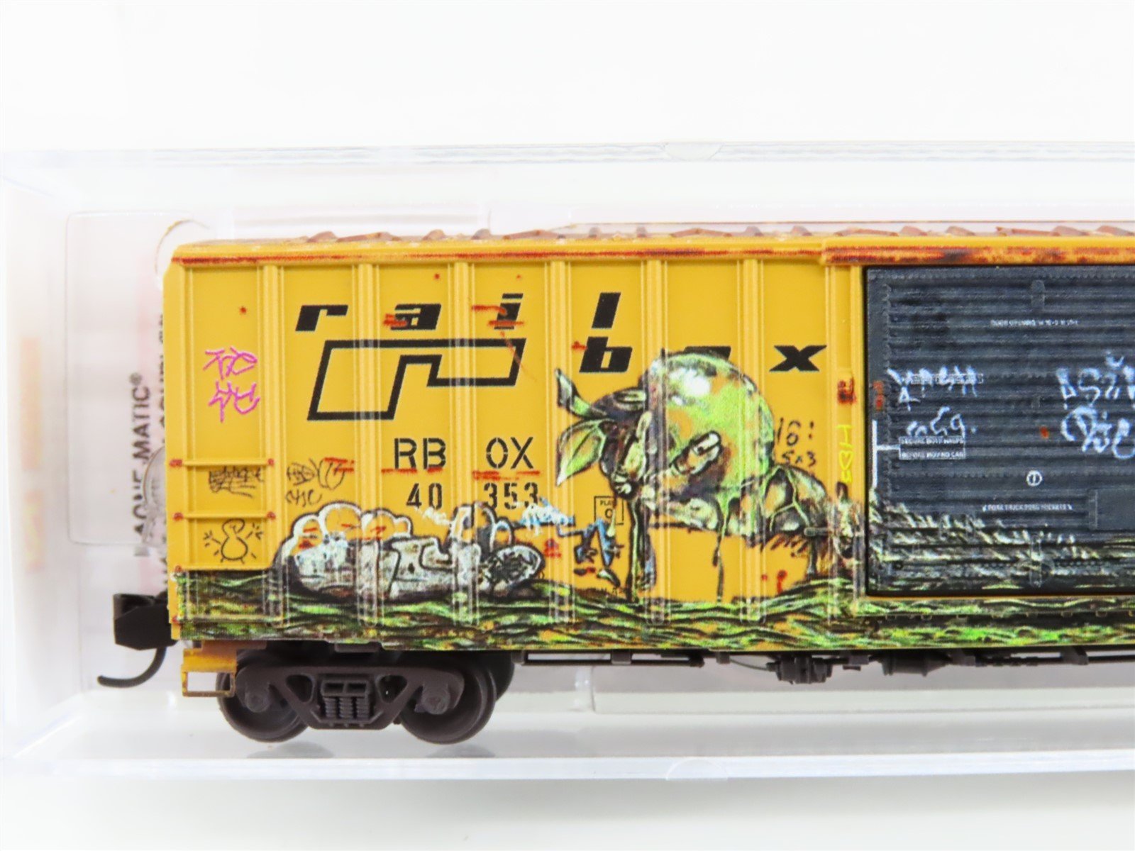 N Scale Micro-Trains MTL 02551561 RBOX Railbox 50' Box Car #40353 w/ Graffiti