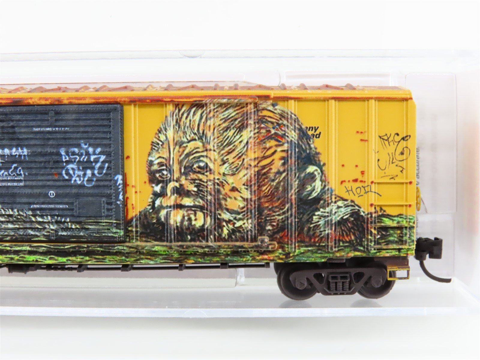 N Scale Micro-Trains MTL 02551561 RBOX Railbox 50' Box Car #40353 w/ Graffiti