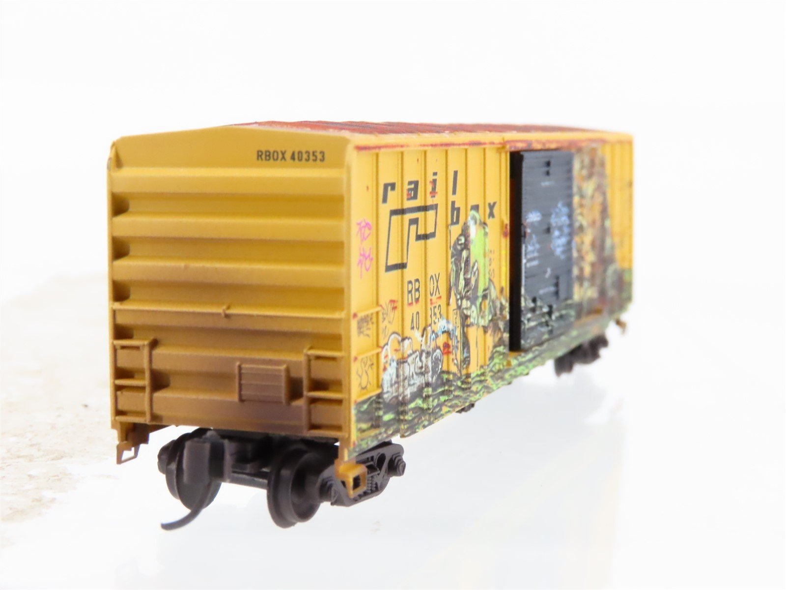 N Scale Micro-Trains MTL 02551561 RBOX Railbox 50' Box Car #40353 w/ Graffiti