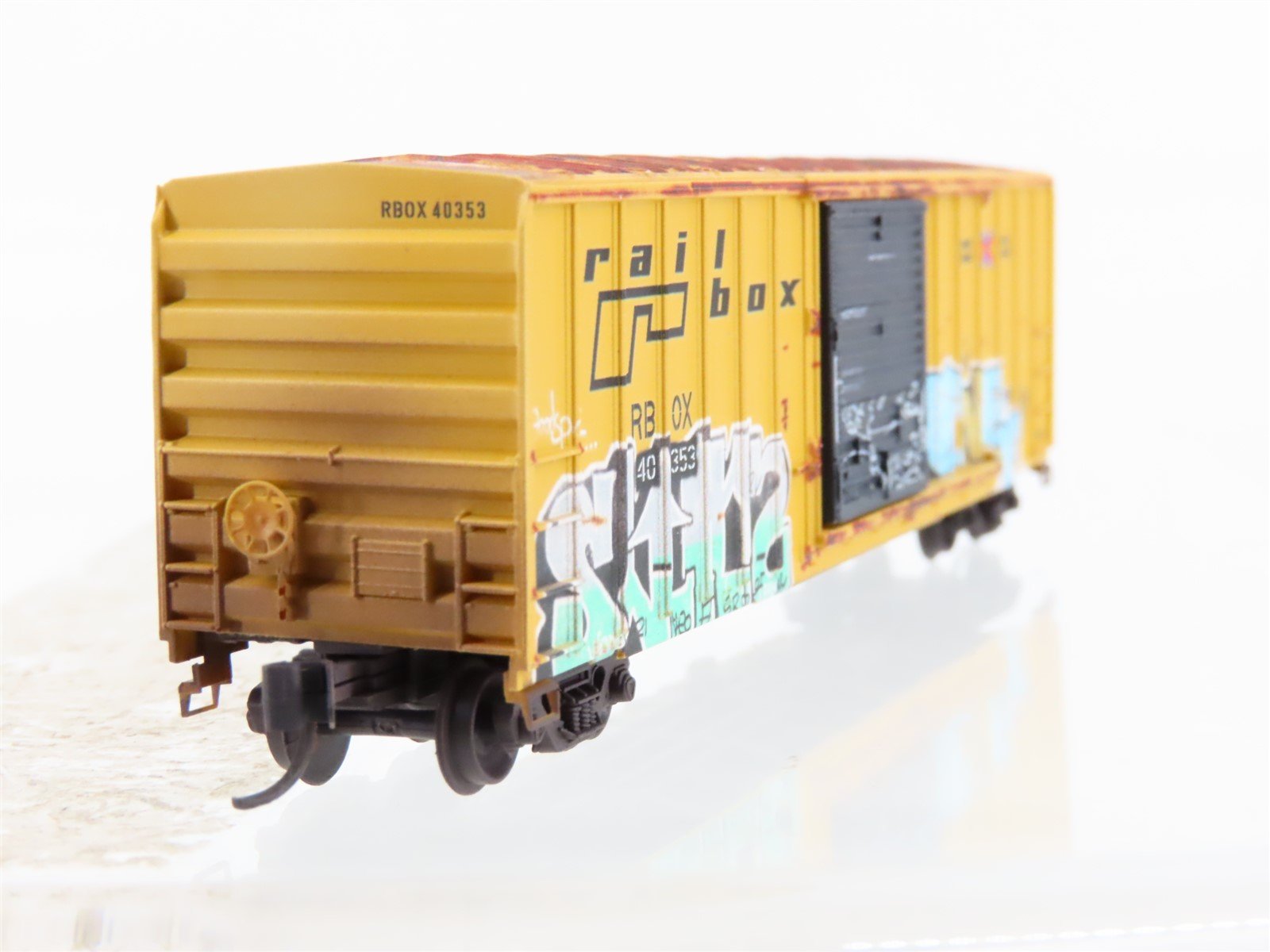 N Scale Micro-Trains MTL 02551561 RBOX Railbox 50' Box Car #40353 w/ Graffiti