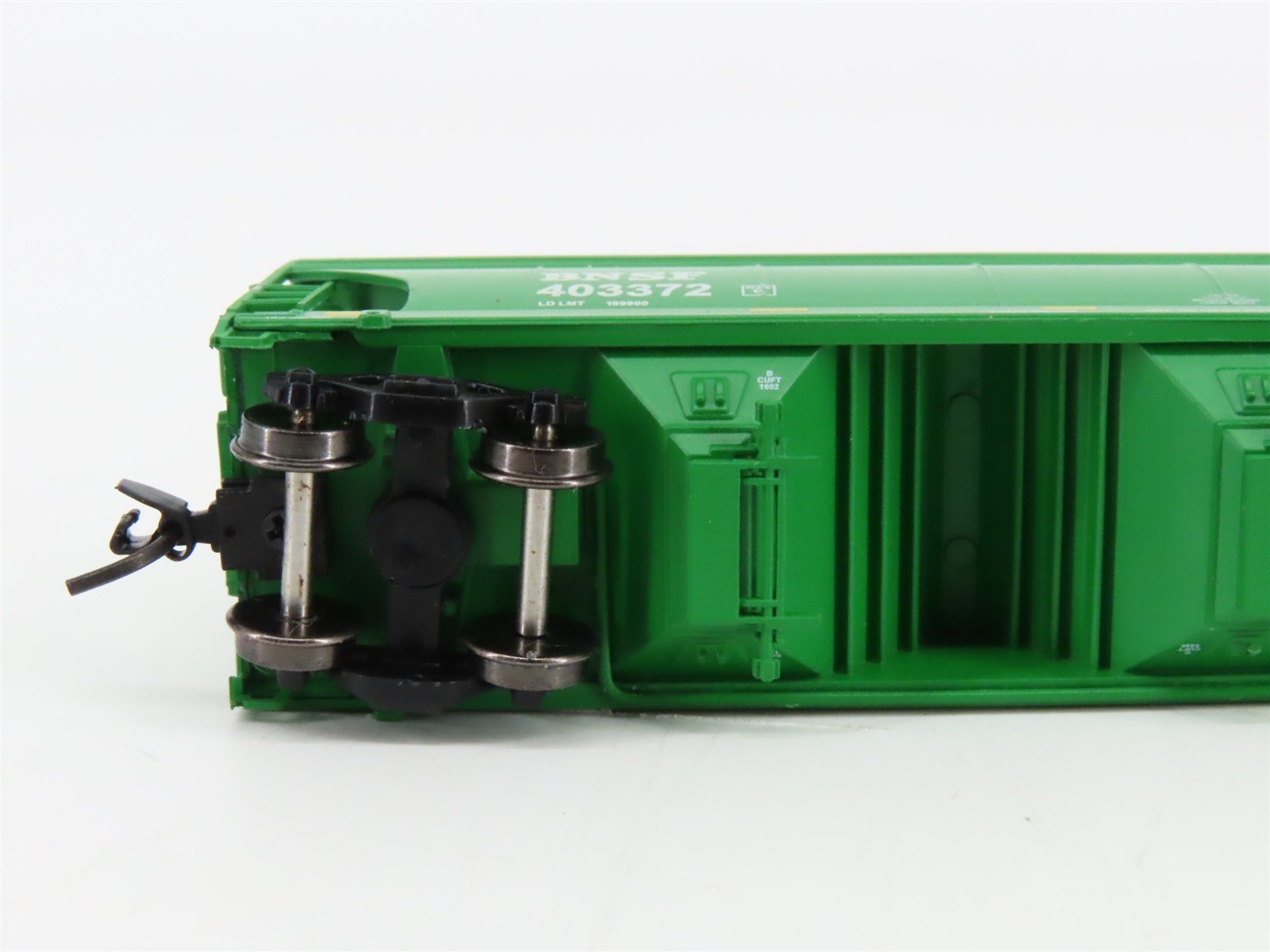 N Scale InterMountain 67082-06 BNSF Railway 3-Bay Covered Hopper 403372 RTR