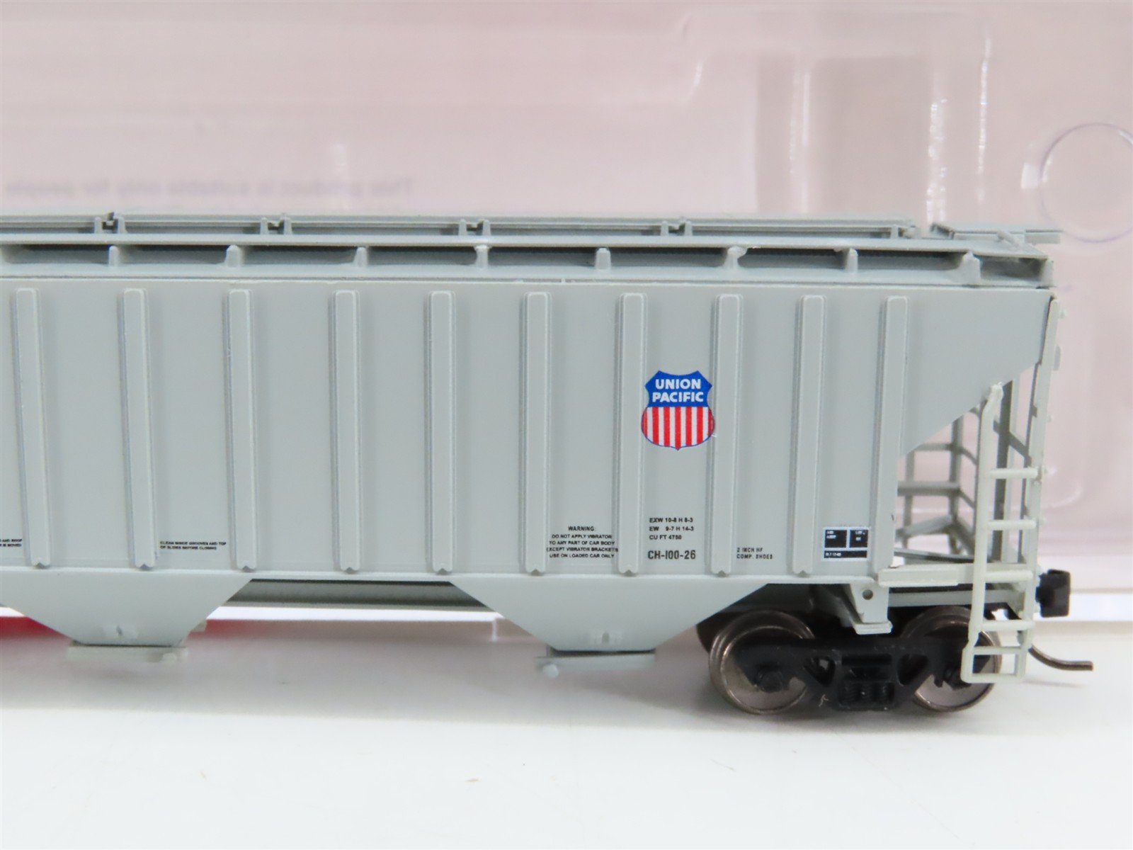 N Scale InterMountain 653111-04 UP Union Pacific 3-Bay Covered Hopper 73468 RTR