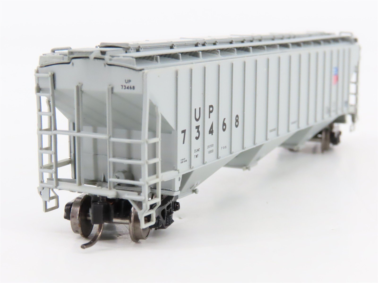 N Scale InterMountain 653111-04 UP Union Pacific 3-Bay Covered Hopper 73468 RTR