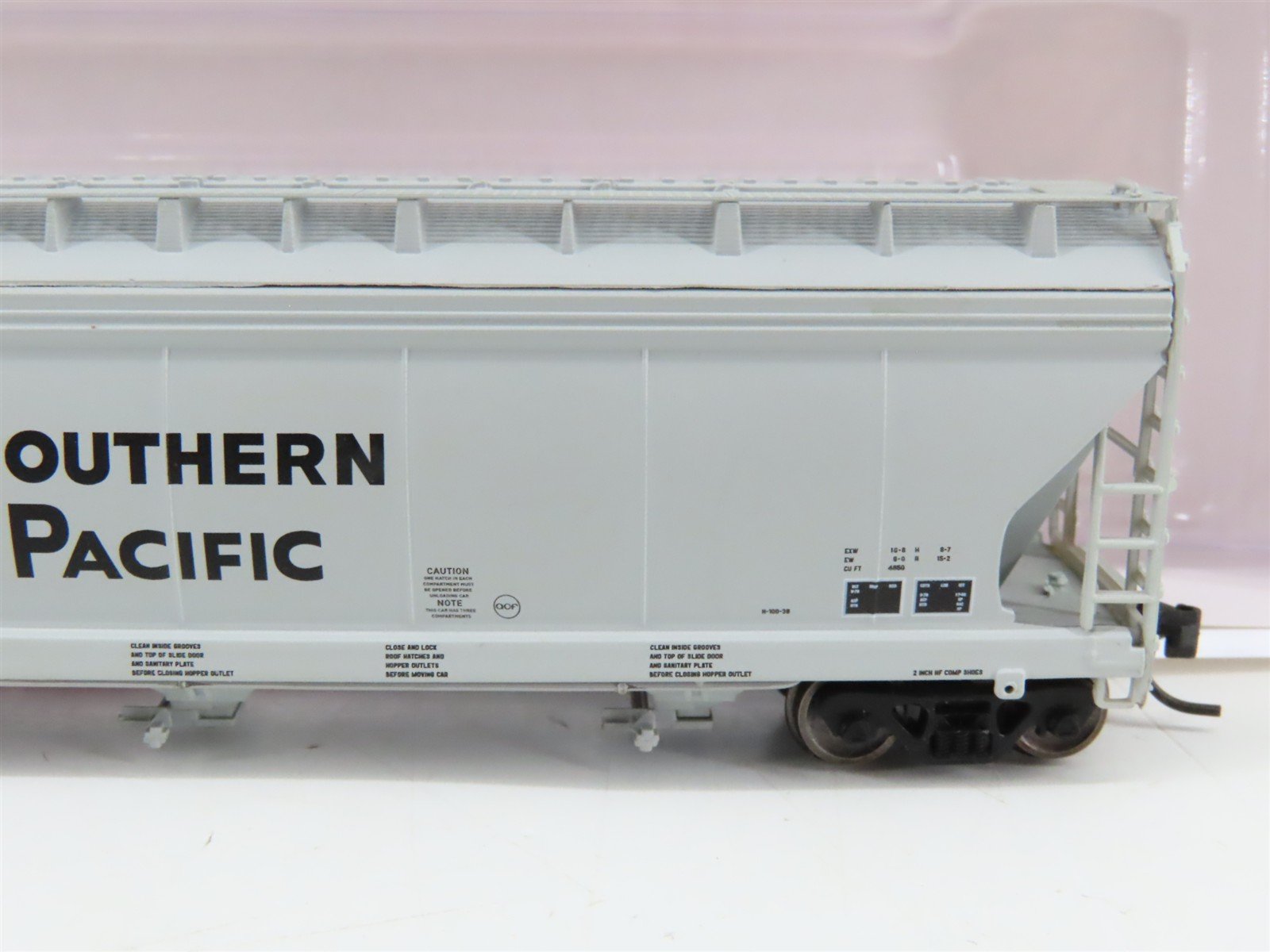 N Scale InterMountain 67003-28 SP Southern Pacific 3-Bay Covered Hopper RTR