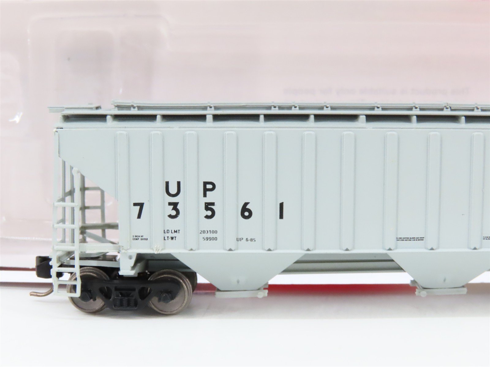 N Scale InterMountain 653111-05 UP Union Pacific 3-Bay Covered Hopper 73561 RTR