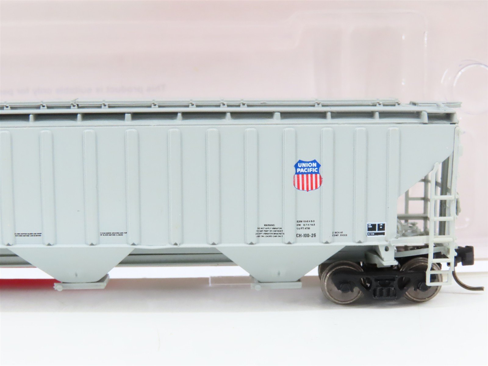 N Scale InterMountain 653111-05 UP Union Pacific 3-Bay Covered Hopper 73561 RTR