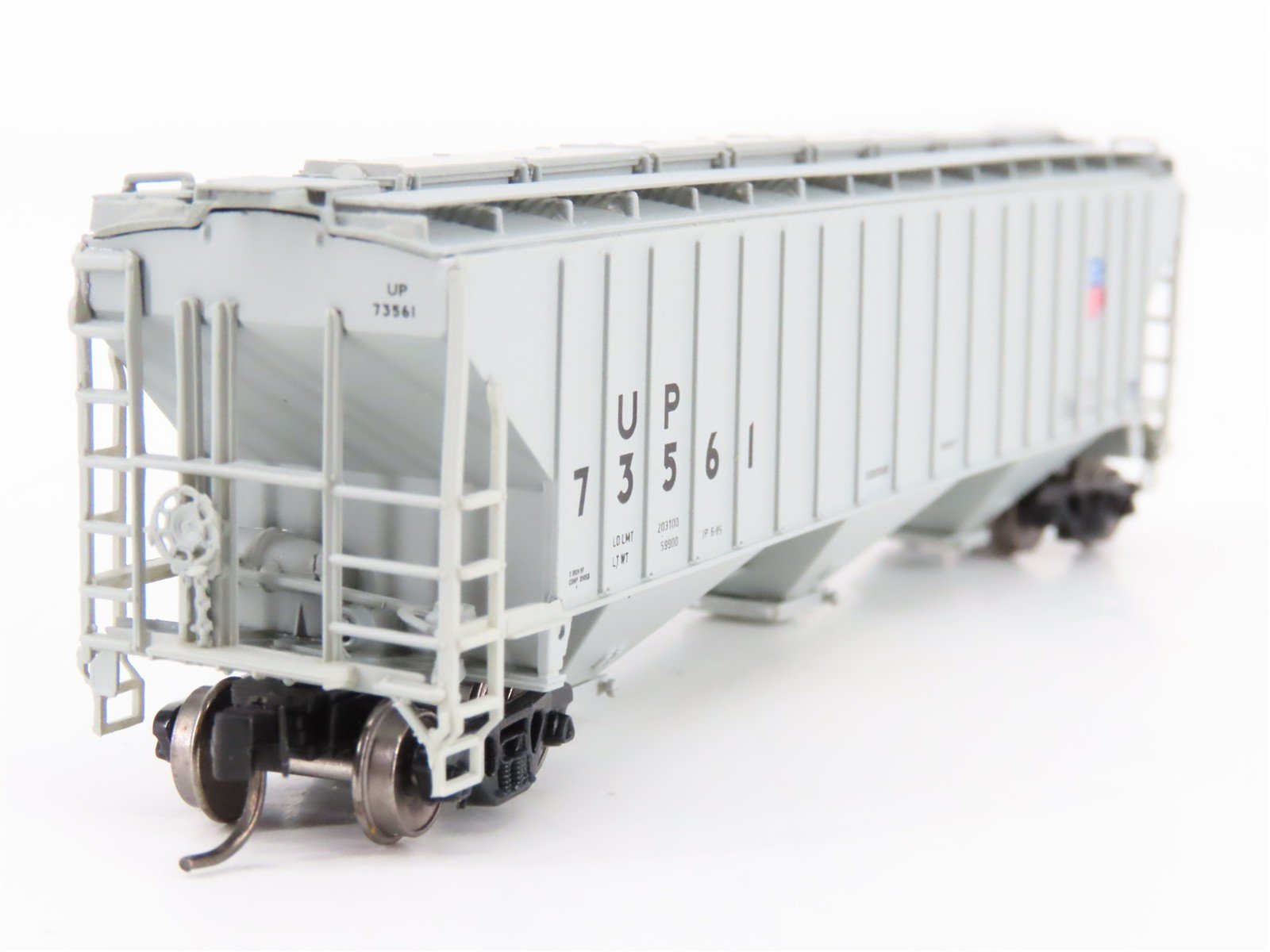 N Scale InterMountain 653111-05 UP Union Pacific 3-Bay Covered Hopper 73561 RTR