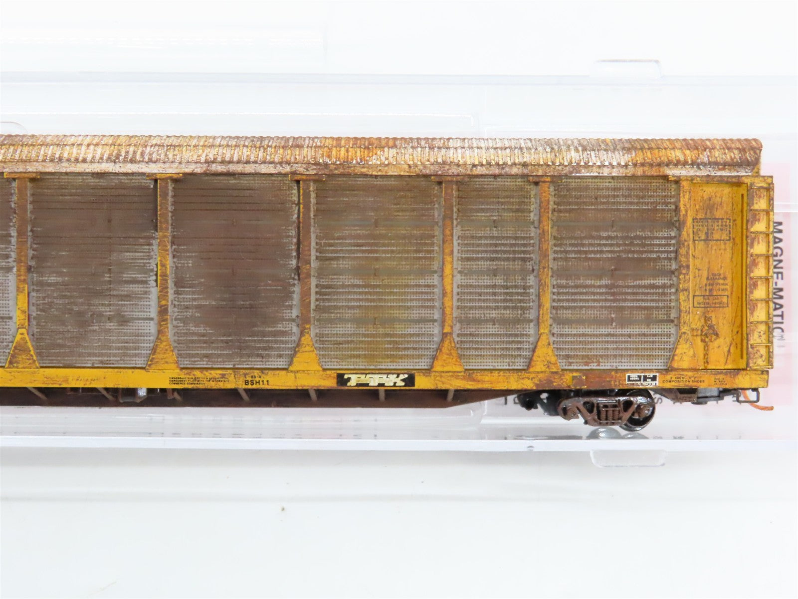 N Scale Micro-Trains 11100230 Chicago & North Western 89' Auto Carrier RTR