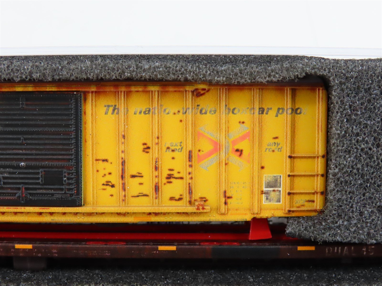 N Scale Micro-Trains MTL 07100580 QUAX Salvage 89' Flat Car #281102 w/ Boxcar