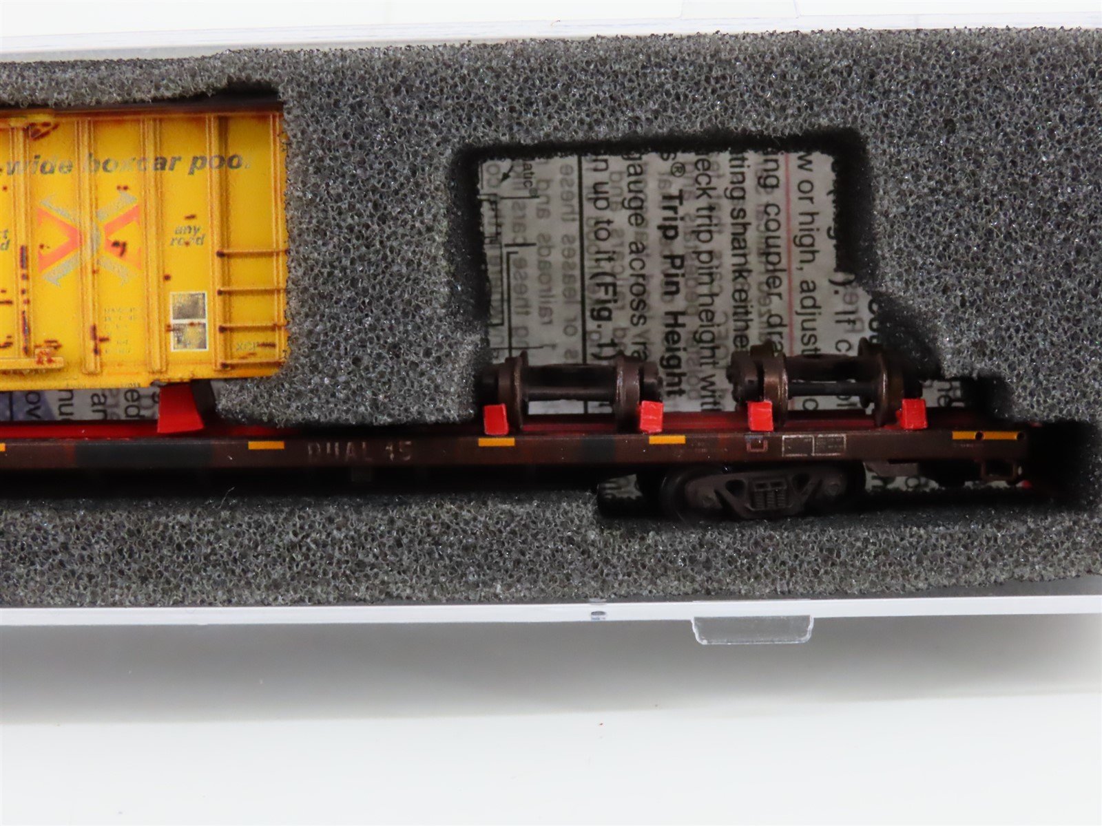 N Scale Micro-Trains MTL 07100580 QUAX Salvage 89' Flat Car #281102 w/ Boxcar