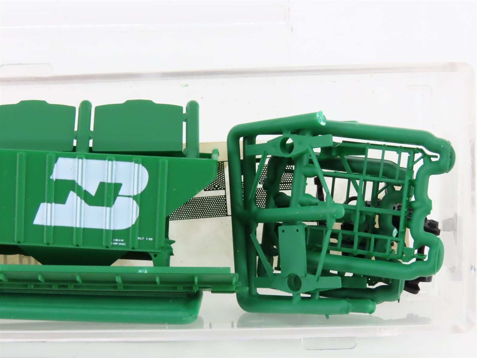 N InterMountain Kit 60302-02 BN Burlington Northern 3-Bay Covered Hopper #448952