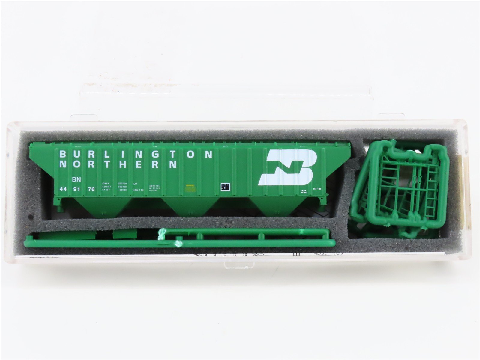 N InterMountain Kit 60302-06 BN Burlington Northern 3-Bay Covered Hopper #449176