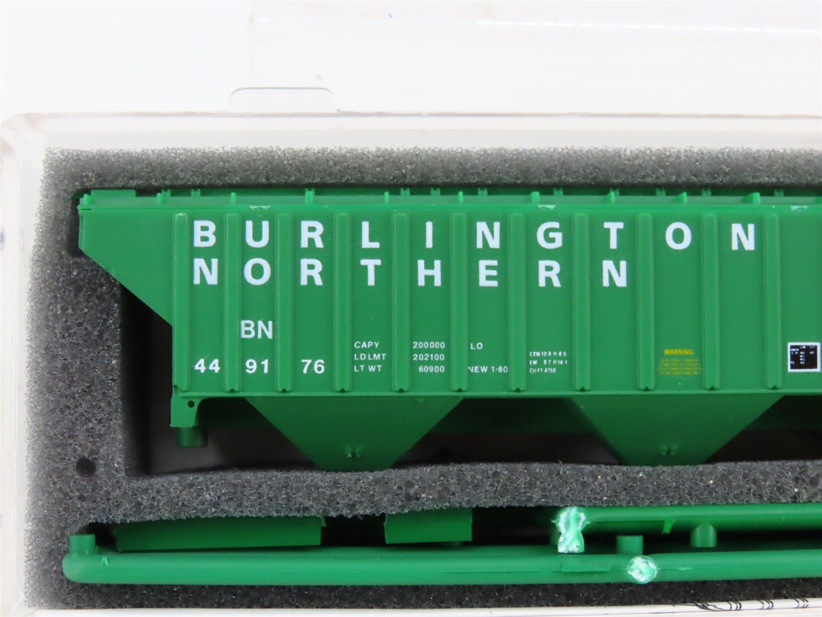 N InterMountain Kit 60302-06 BN Burlington Northern 3-Bay Covered Hopper #449176