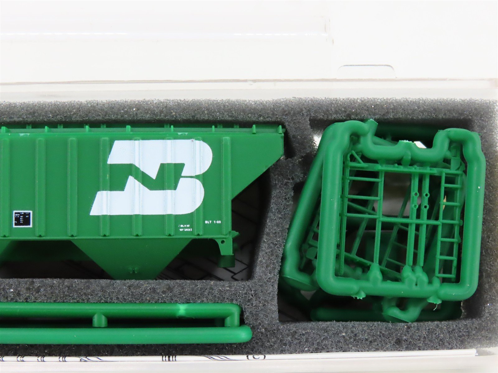 N InterMountain Kit 60302-06 BN Burlington Northern 3-Bay Covered Hopper #449176