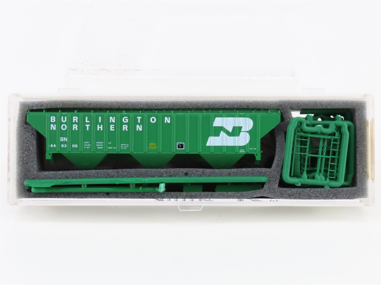 N InterMountain Kit 60302-09 BN Burlington Northern 3-Bay Covered Hopper #449306