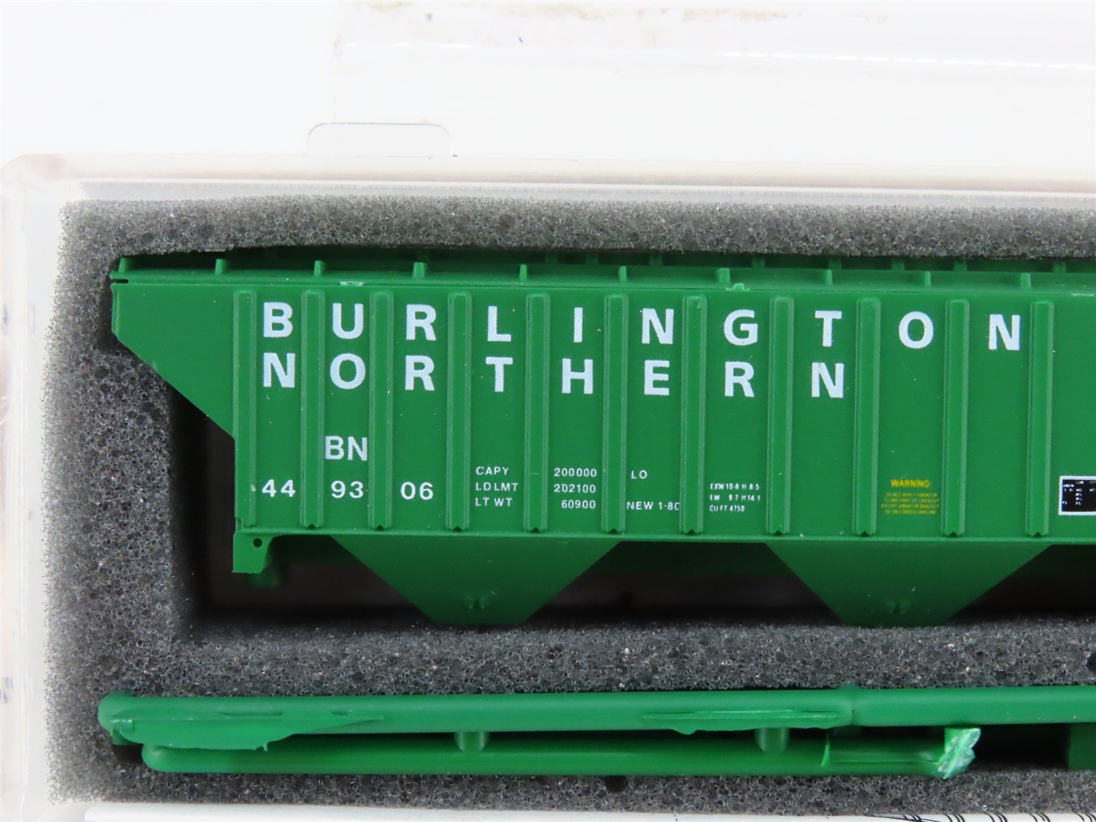 N InterMountain Kit 60302-09 BN Burlington Northern 3-Bay Covered Hopper #449306