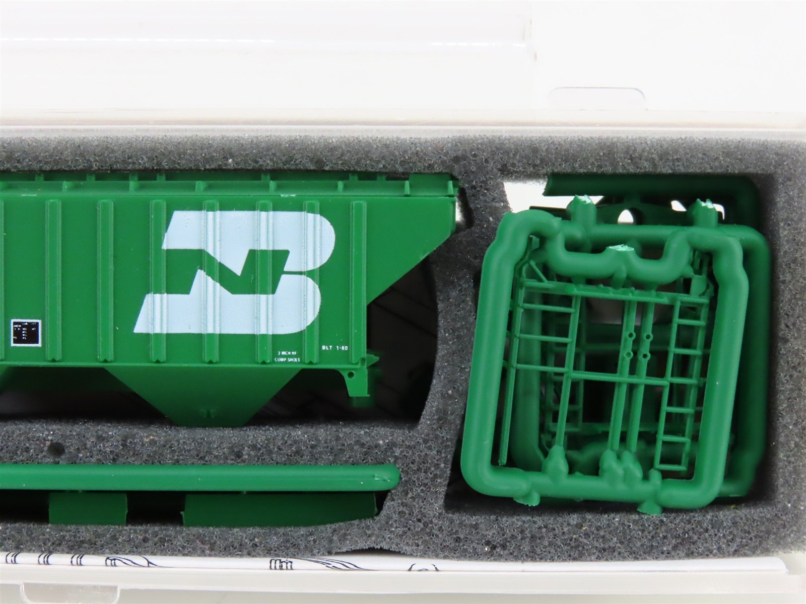 N InterMountain Kit 60302-09 BN Burlington Northern 3-Bay Covered Hopper #449306