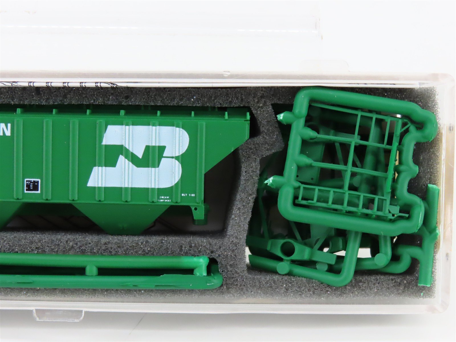 N InterMountain Kit 60302-08 BN Burlington Northern 3-Bay Covered Hopper #449284