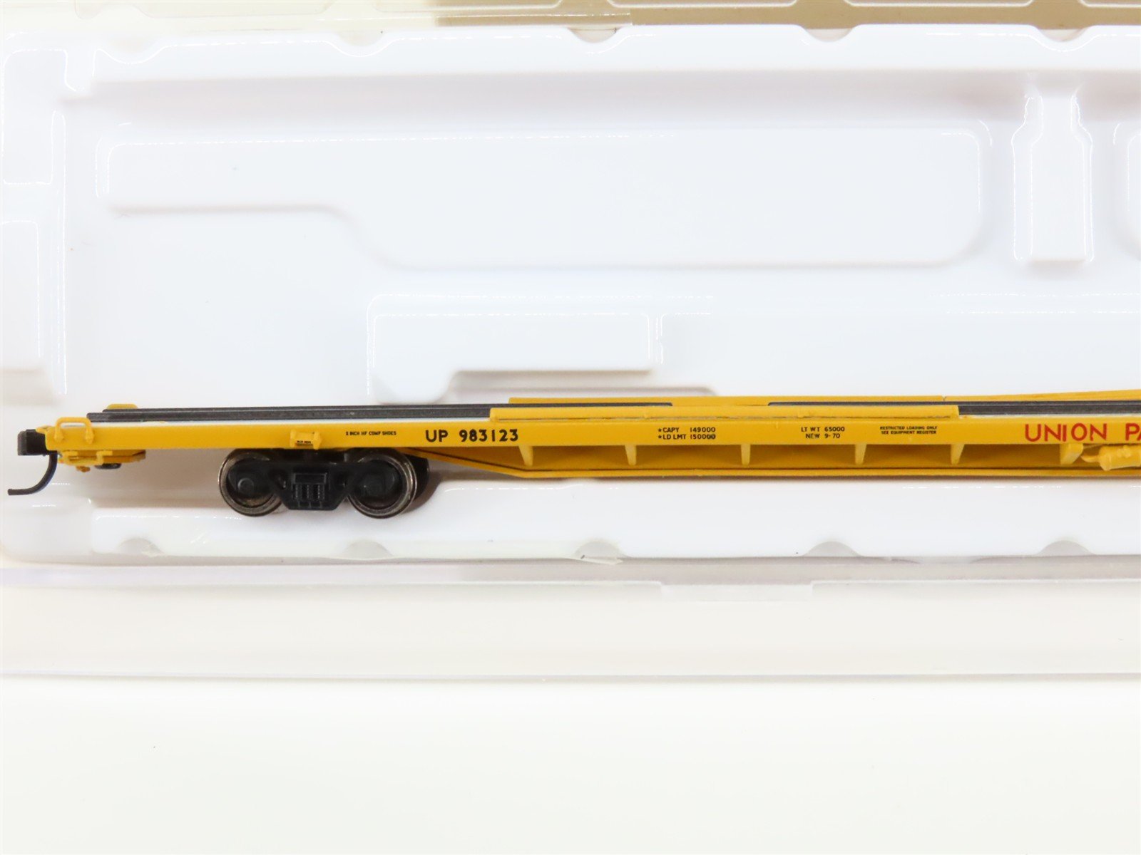 N Scale Atlas NSE ATL18-20 UP Union Pacific 89' Flat Car #983123 w/ Pipe Load