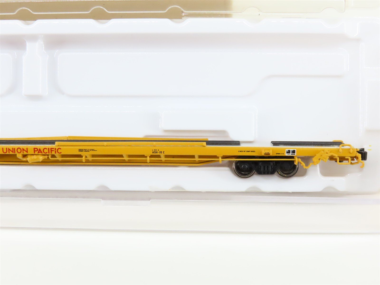 N Scale Atlas NSE ATL18-20 UP Union Pacific 89' Flat Car #983123 w/ Pipe Load
