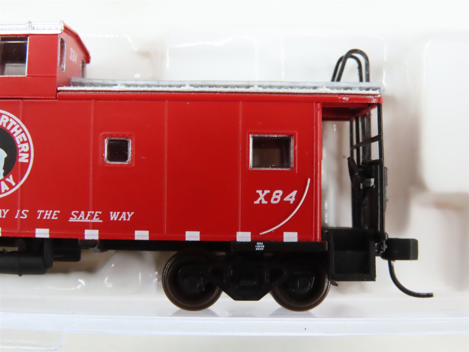 N Scale Atlas 50005603 GN Great Northern Standard Cupola Caboose X84 RTR