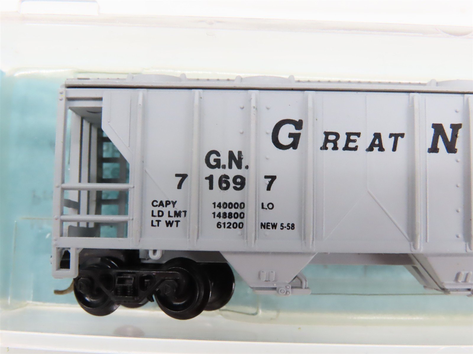 N Scale Atlas 9212-2 GN Great Northern 47' 2-Bay Covered Hopper 71697 RTR