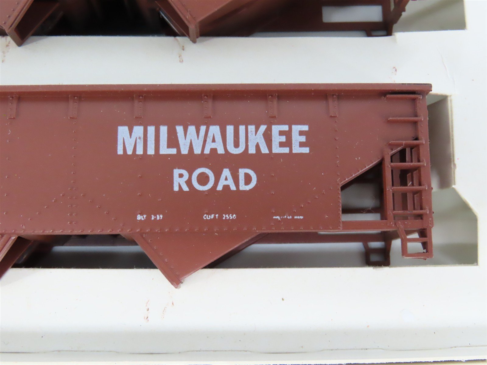 HO Scale Bev-Bel 778 MILW Milwaukee Road 2-Bay Open Hopper 3-Car Kit