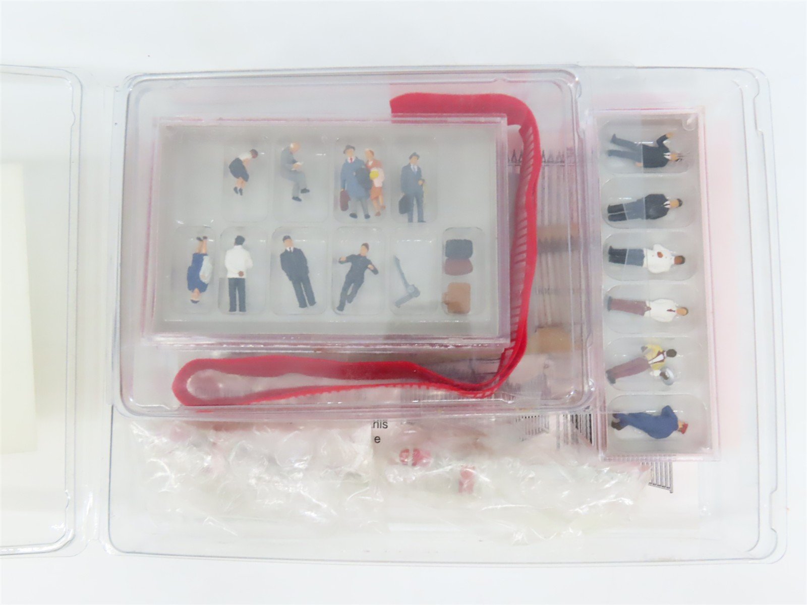 HO Scale Walthers/Preiser 933-6008 Broadway Limited Figure & Scenery Set