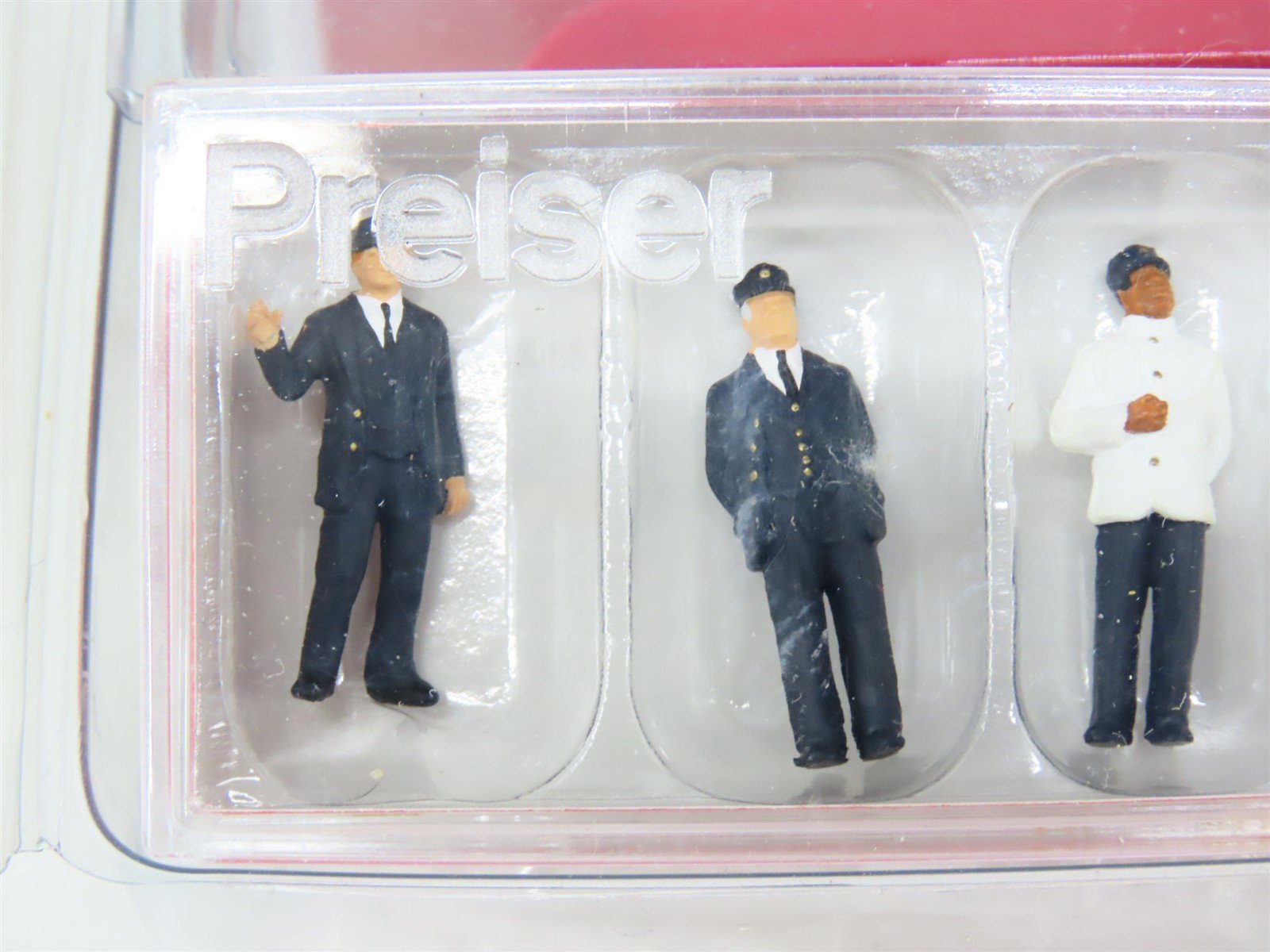 HO Scale Walthers/Preiser 933-6008 Broadway Limited Figure & Scenery Set